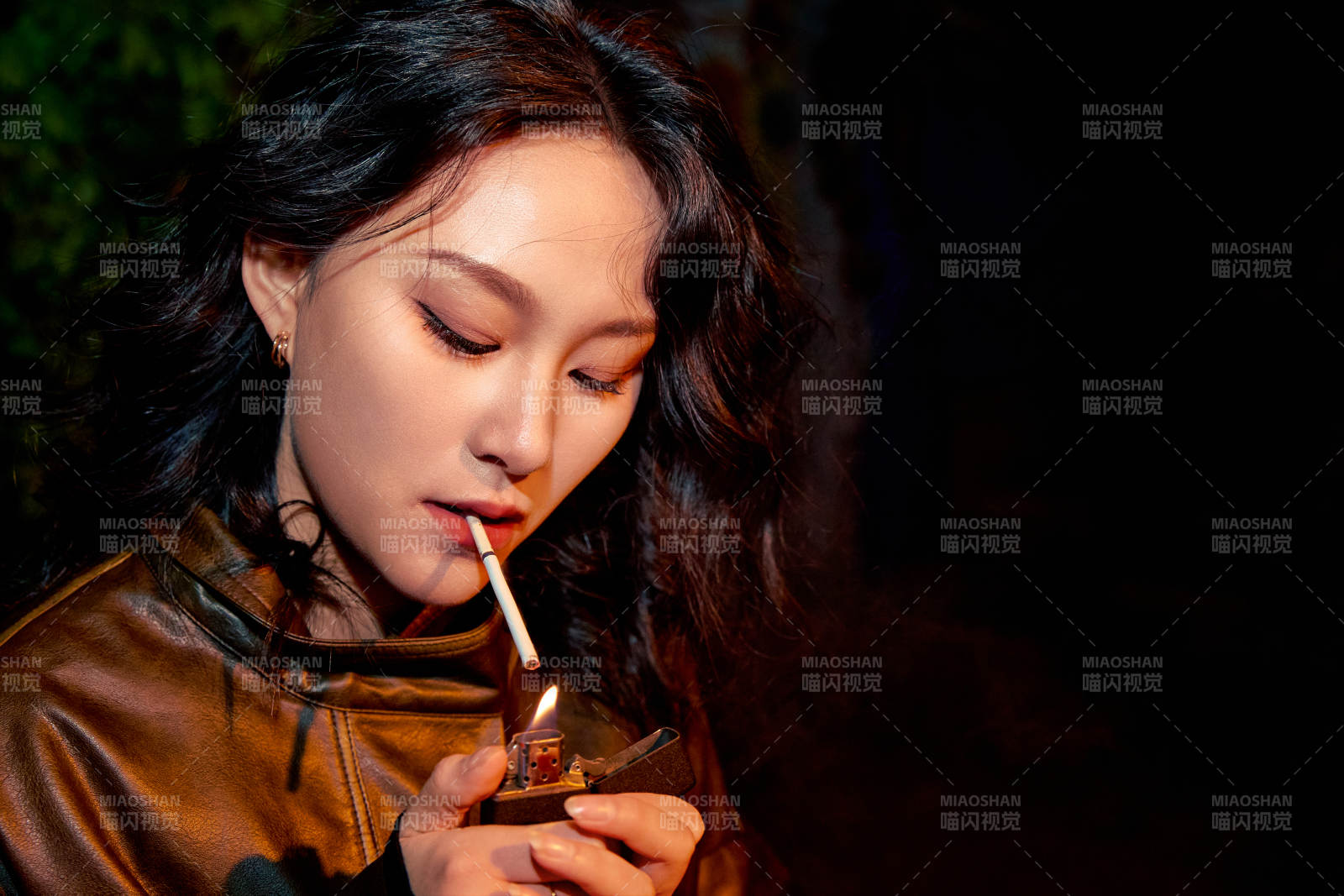 夜色路灯下的忧郁亚洲女性图片