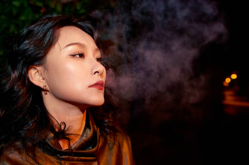 夜色路灯下的忧郁亚洲女性图片