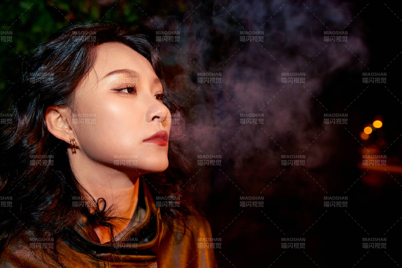 夜色路灯下的忧郁亚洲女性图片