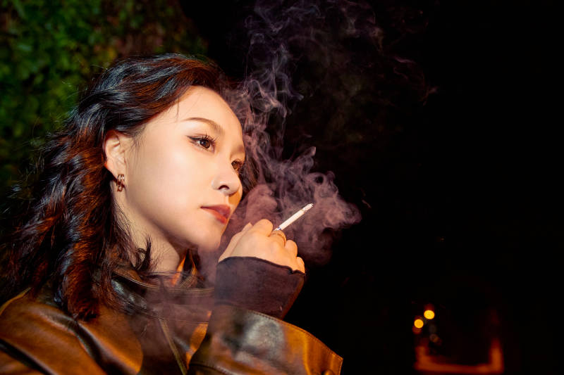 夜色路灯下的忧郁亚洲女性图片