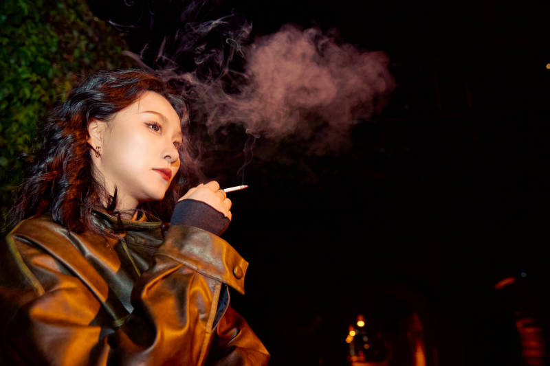 夜色路灯下的忧郁亚洲女性图片