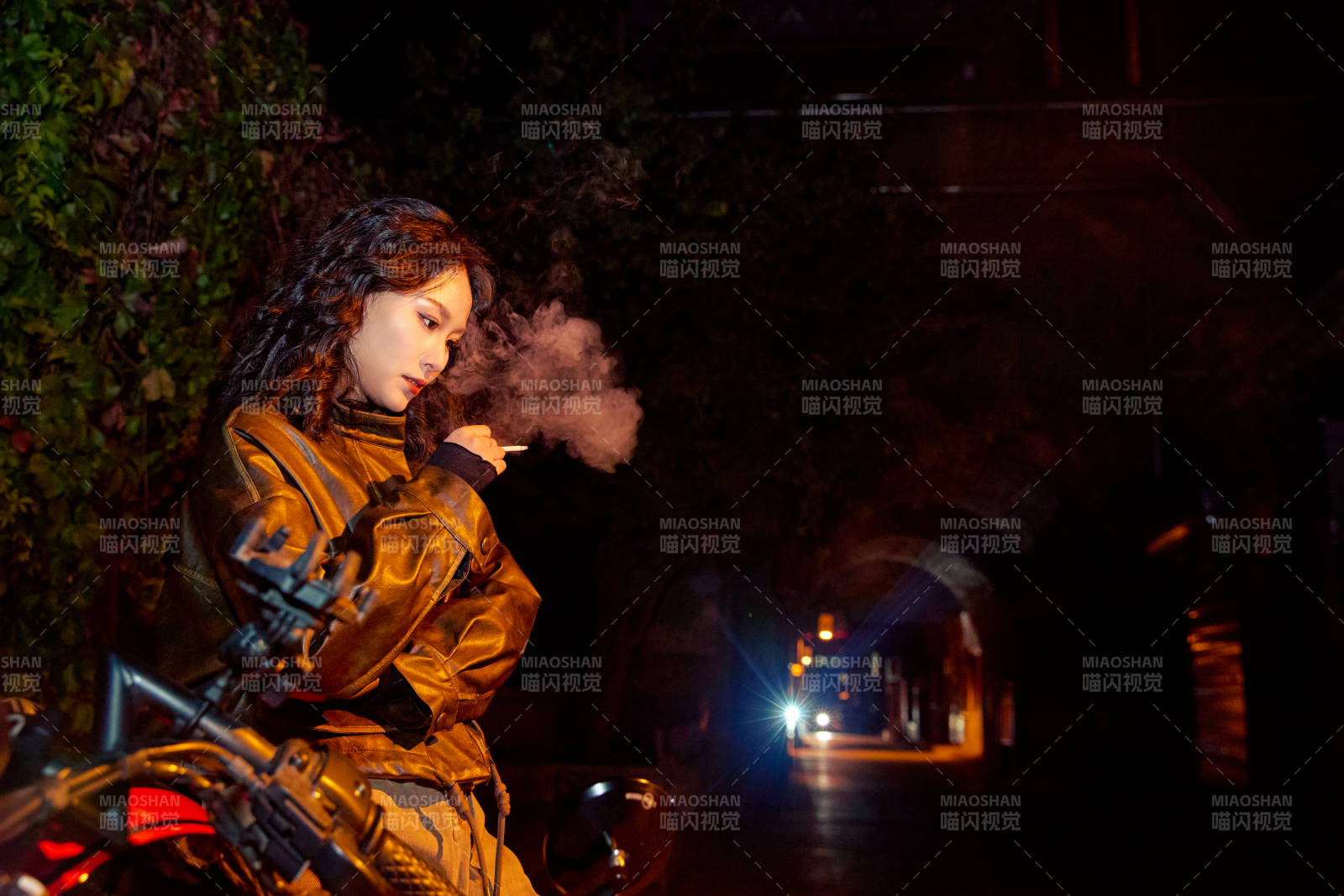 夜色路灯下的忧郁亚洲女性图片