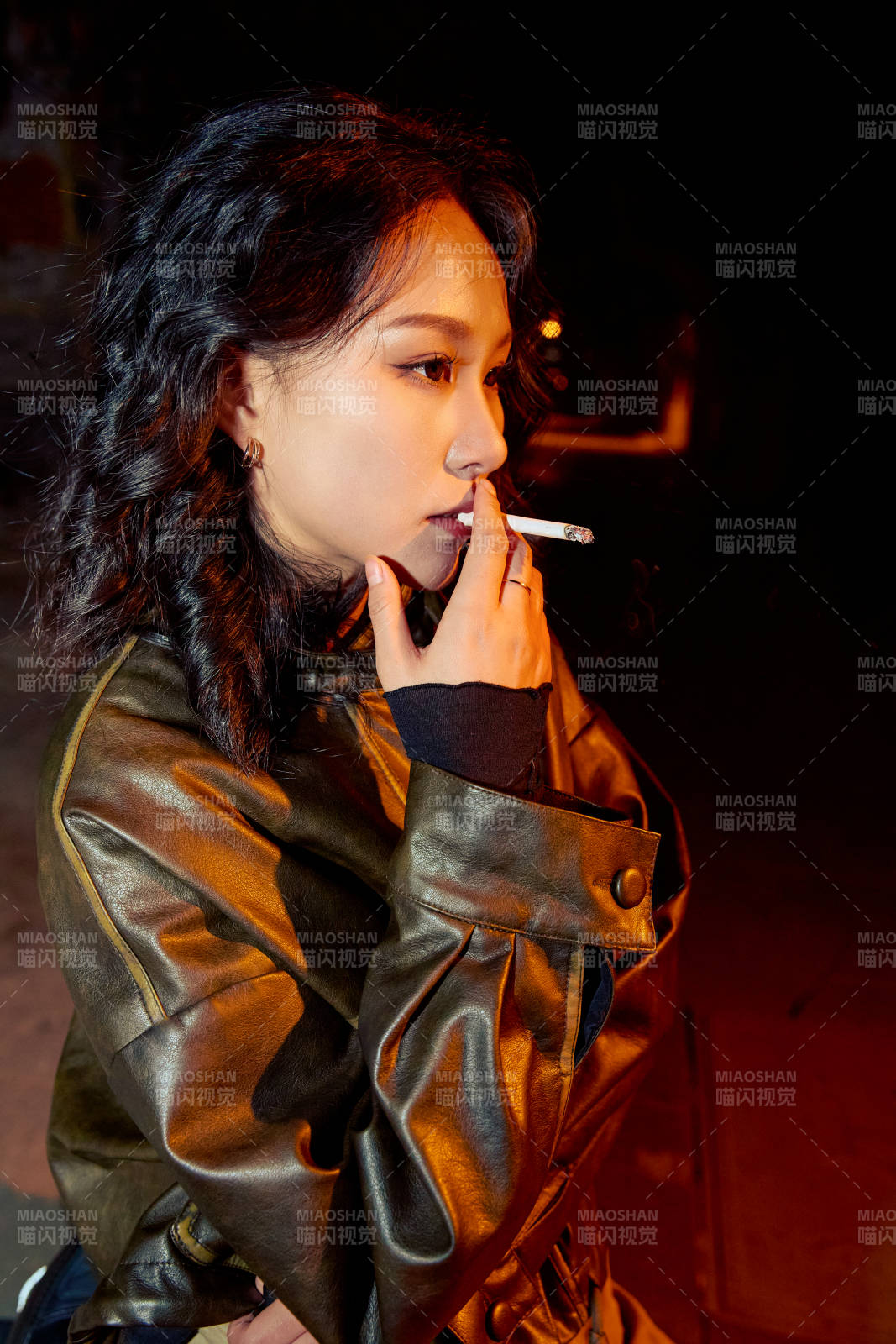 夜色路灯下的忧郁亚洲女性图片