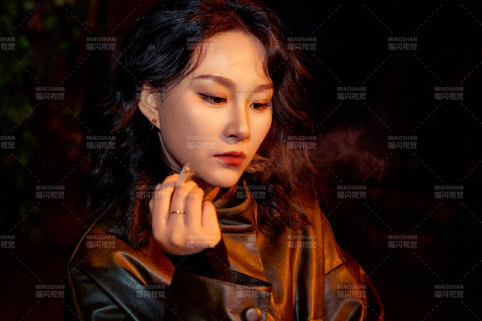 夜色路灯下的忧郁亚洲女性图片