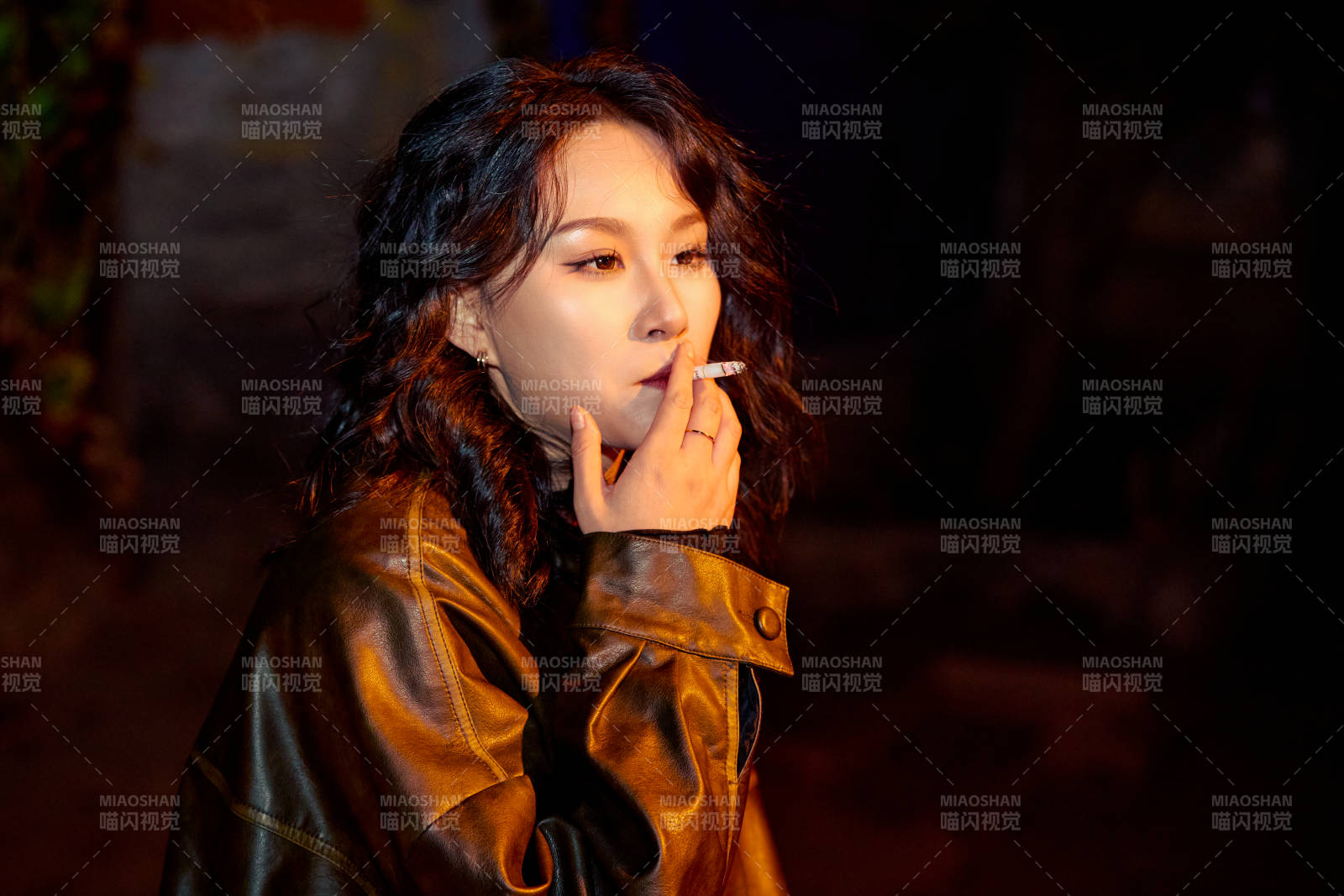 夜色路灯下的忧郁亚洲女性图片