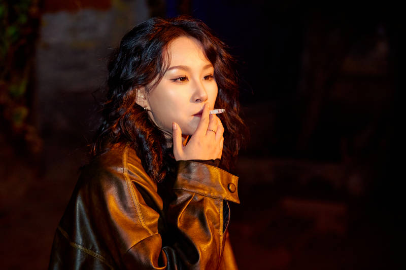 夜色路灯下的忧郁亚洲女性图片