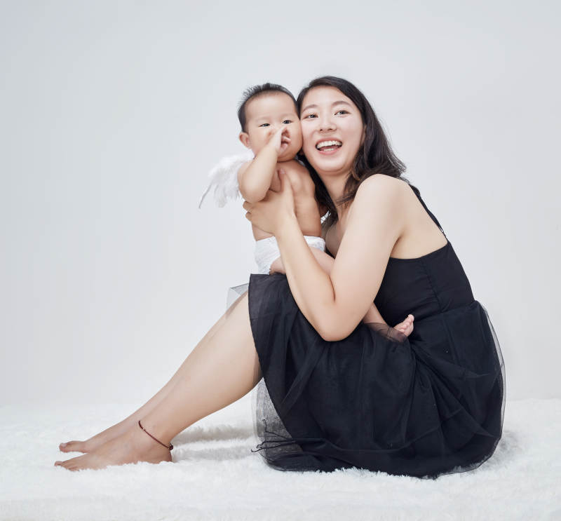 妈妈陪伴宝宝快乐的玩耍图片