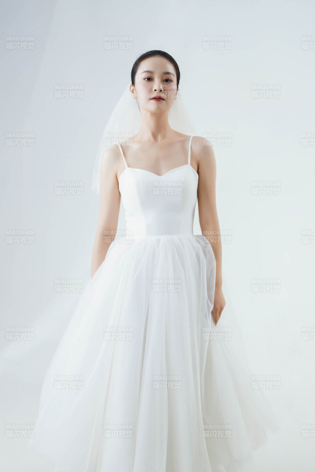 棚拍白色背景下的洁白婚纱新娘美妆图片