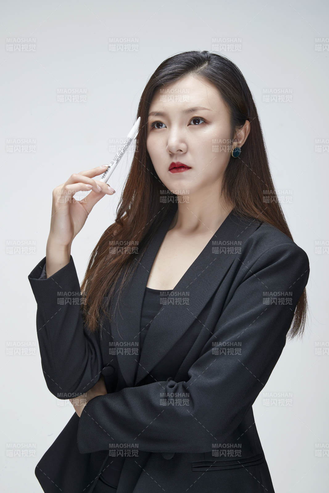 影棚拍摄白色背景亚洲年轻女性商务人像图片