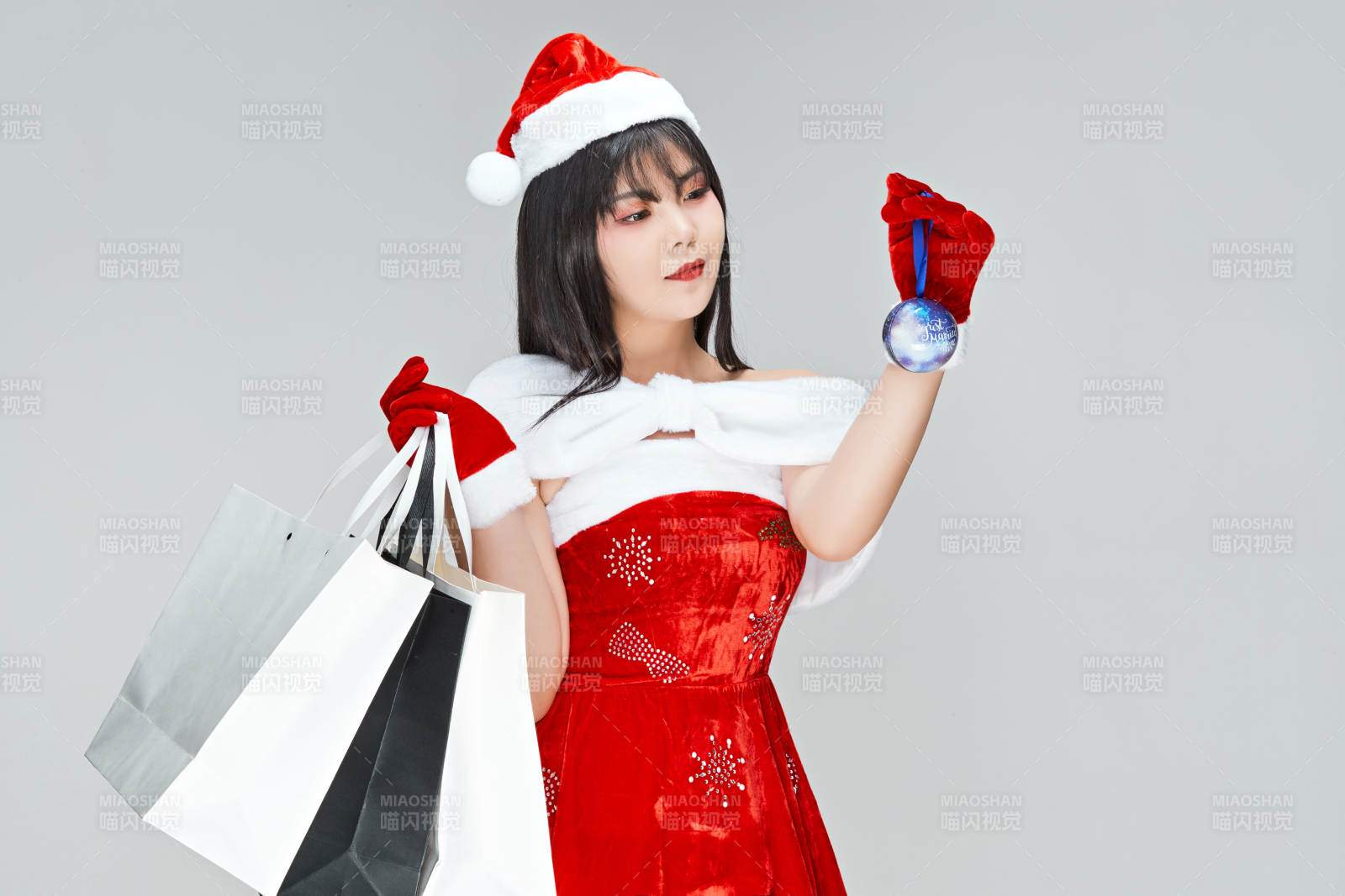 身穿圣诞服饰手提购物袋性感可爱的圣诞女郎图片