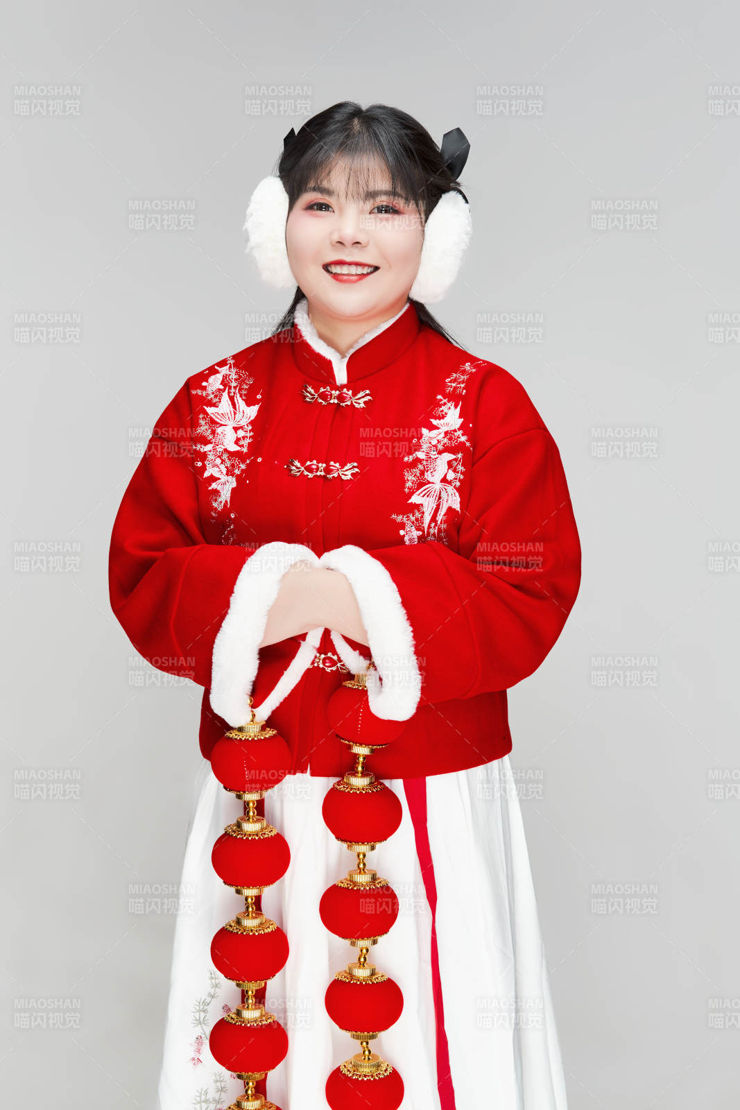 手提红灯笼身穿喜庆汉服的可爱少女图片