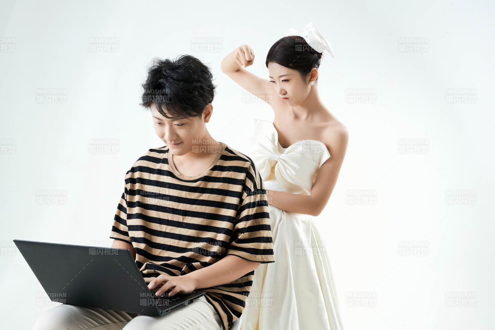 沉浸在网络恋爱世界的青年男女图片