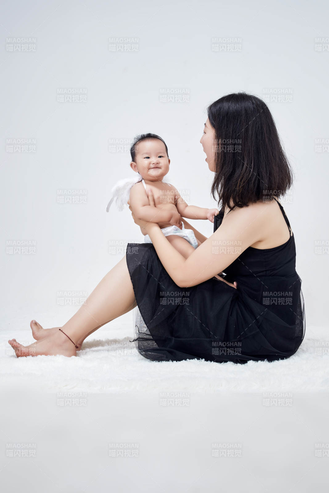 妈妈陪伴宝宝快乐的玩耍图片