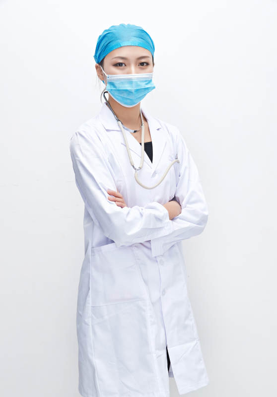 专业的医护人员提示口罩佩戴的重要性图片