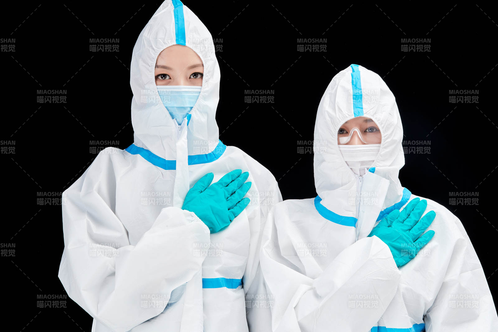 穿白色防护服佩戴护目镜口罩的防疫人员图片