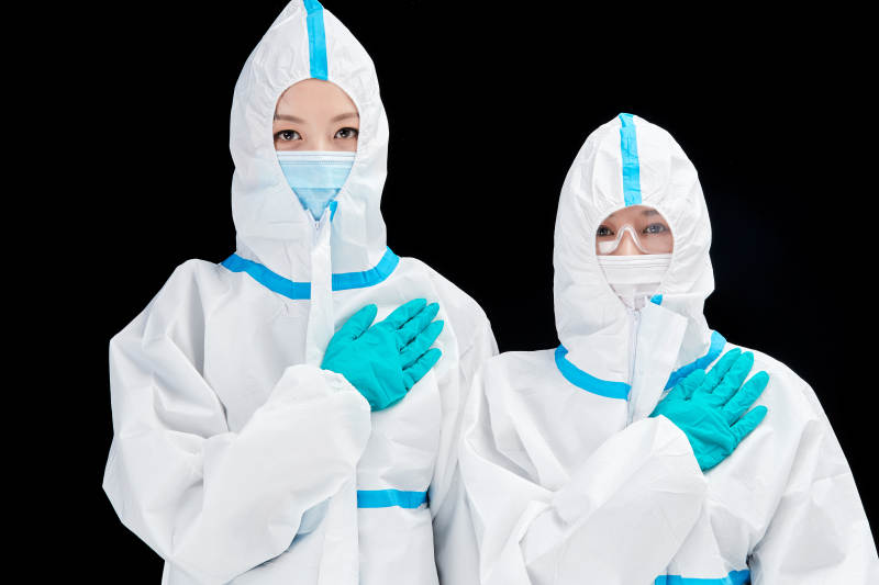 穿白色防护服佩戴护目镜口罩的防疫人员图片