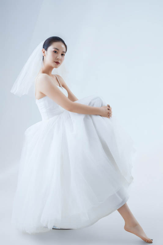 棚拍白色背景下的洁白婚纱新娘美妆图片