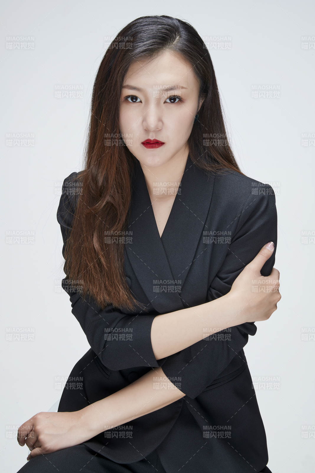 影棚拍摄白色背景亚洲年轻女性商务人像图片