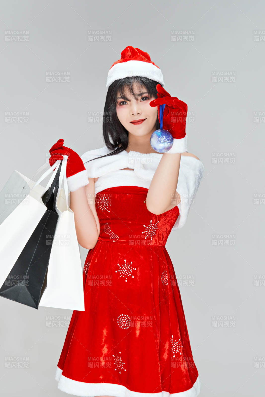 身穿圣诞服饰手提购物袋性感可爱的圣诞女郎图片