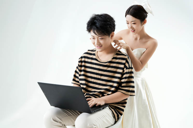 沉浸在网络恋爱世界的青年男女图片