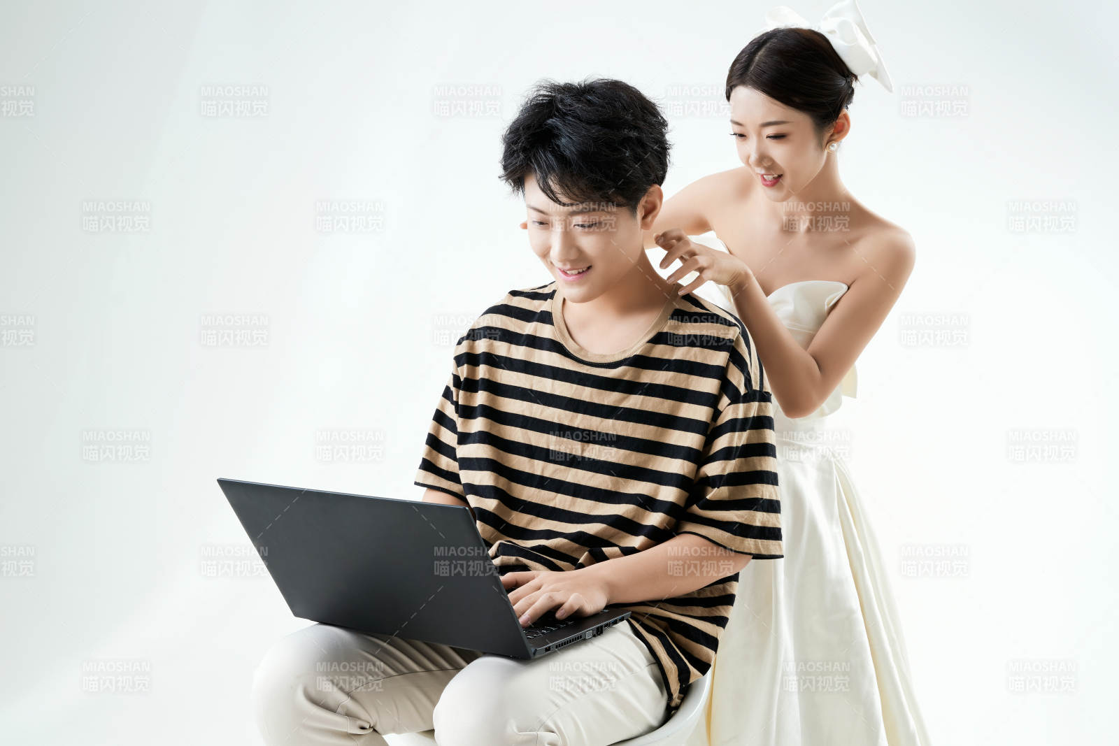 沉浸在网络恋爱世界的青年男女图片