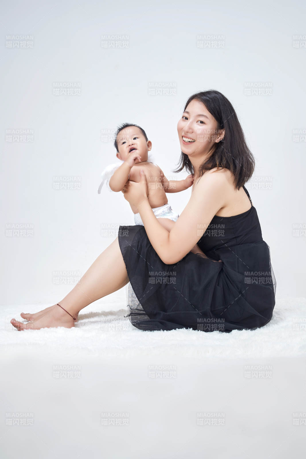 妈妈陪伴宝宝快乐的玩耍图片