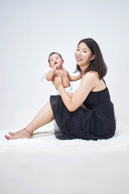妈妈陪伴宝宝快乐的玩耍图片