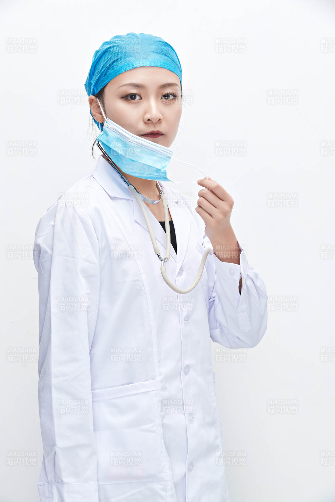 专业的医护人员提示口罩佩戴的重要性图片