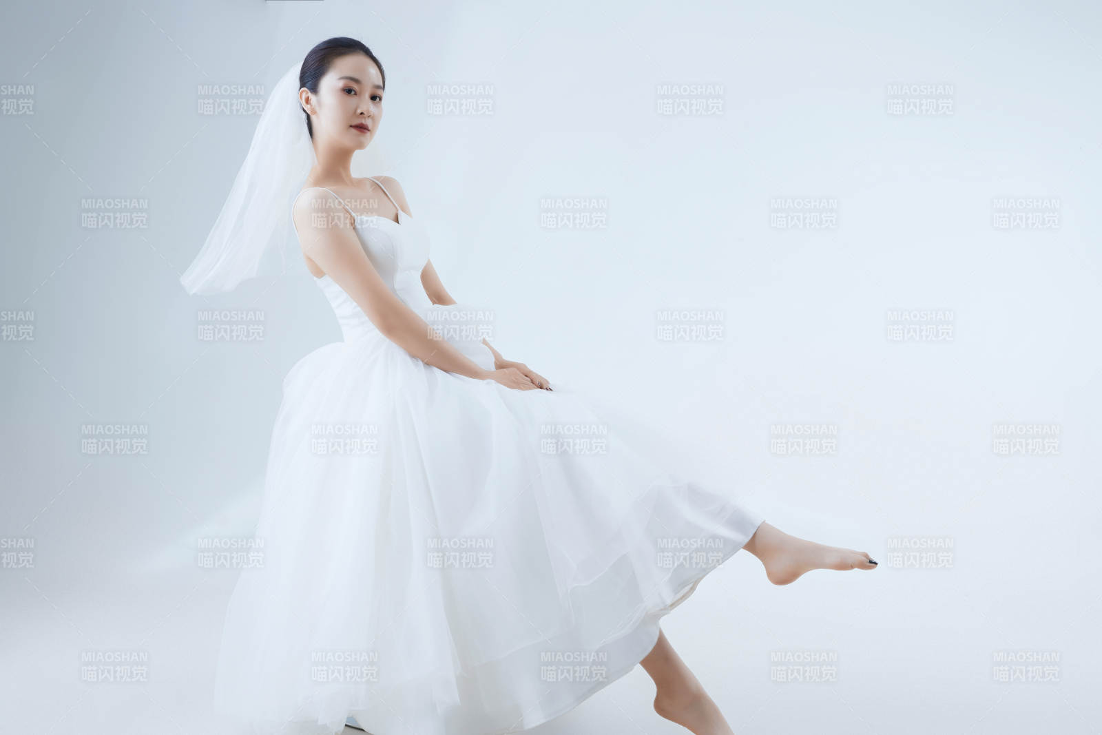 棚拍白色背景下的洁白婚纱新娘美妆图片