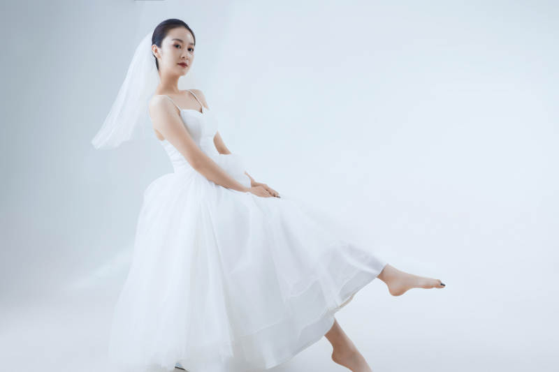 棚拍白色背景下的洁白婚纱新娘美妆图片