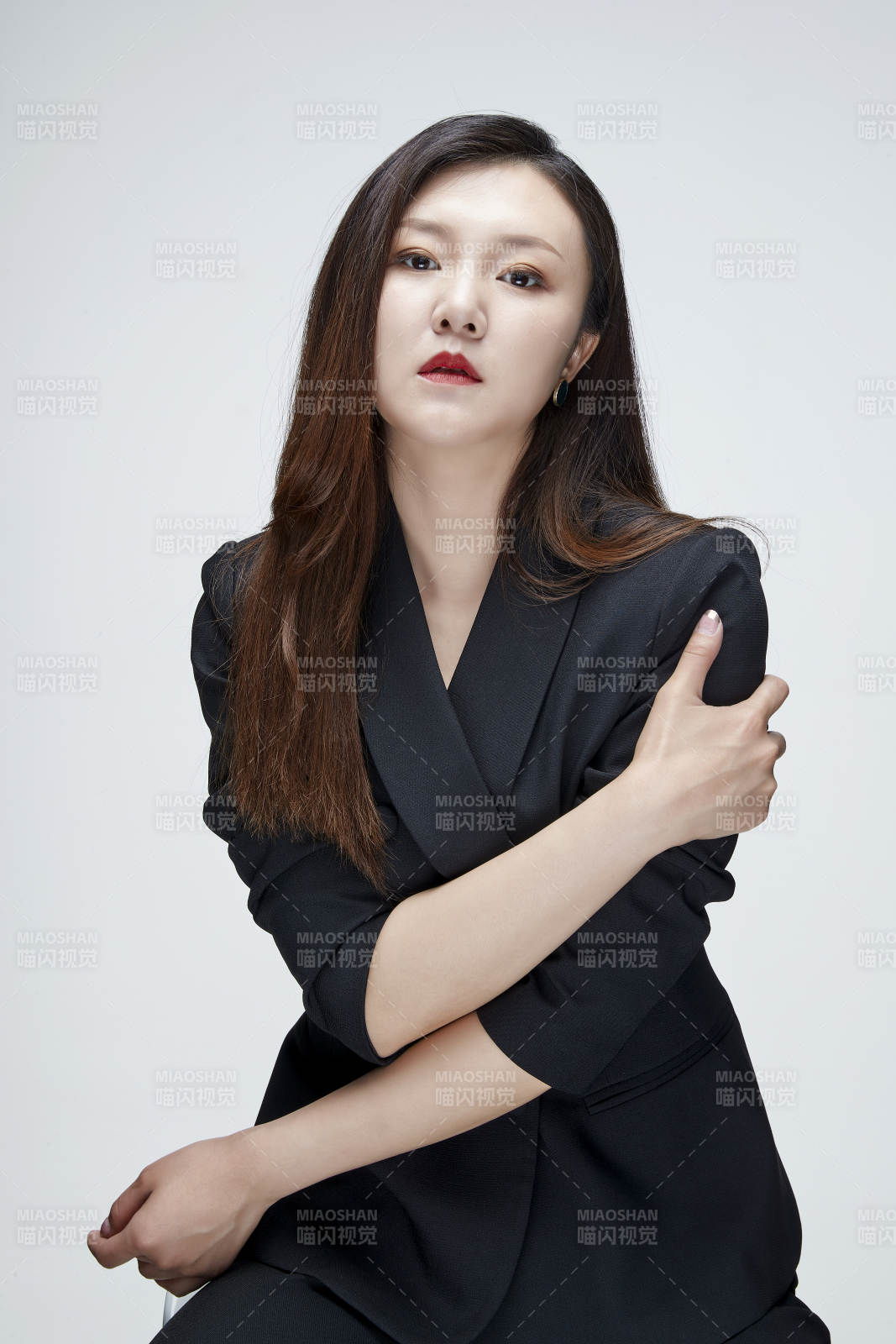 影棚拍摄白色背景亚洲年轻女性商务人像图片