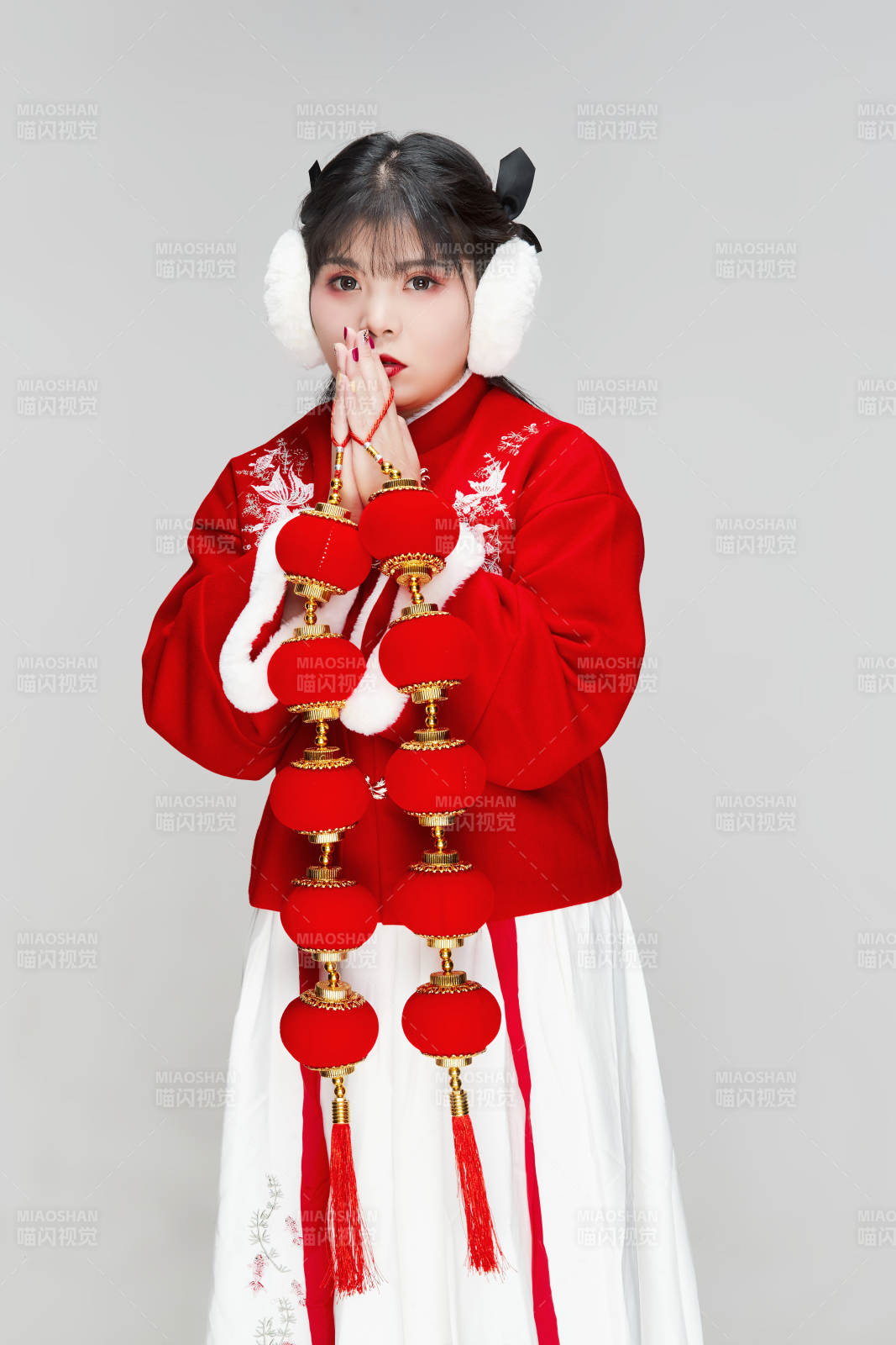 手提红灯笼身穿喜庆汉服的可爱少女图片