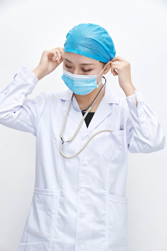 专业的医护人员提示口罩佩戴的重要性图片