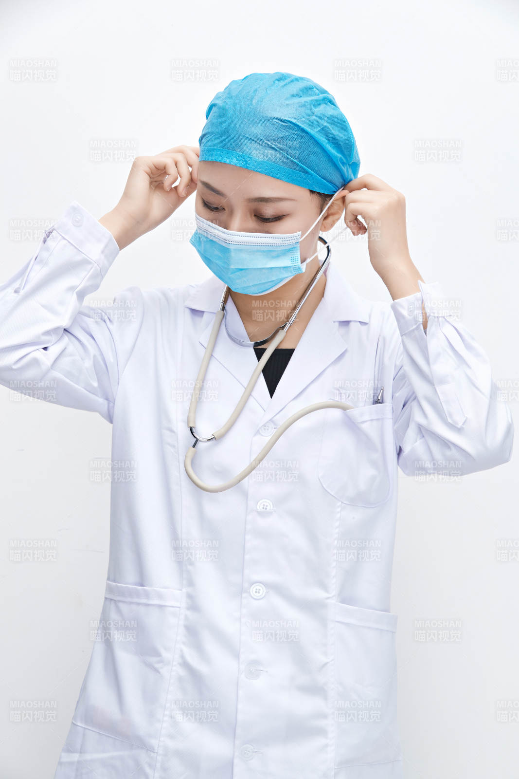 专业的医护人员提示口罩佩戴的重要性图片