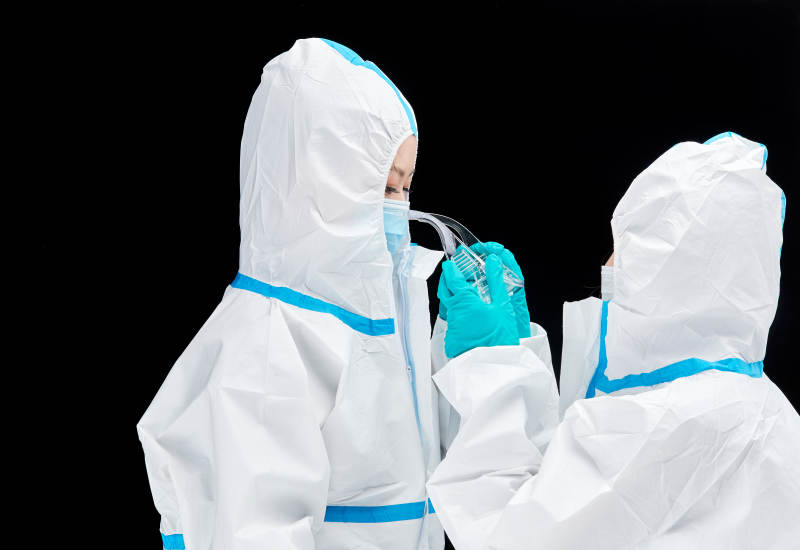 穿白色防护服佩戴护目镜口罩的防疫人员图片