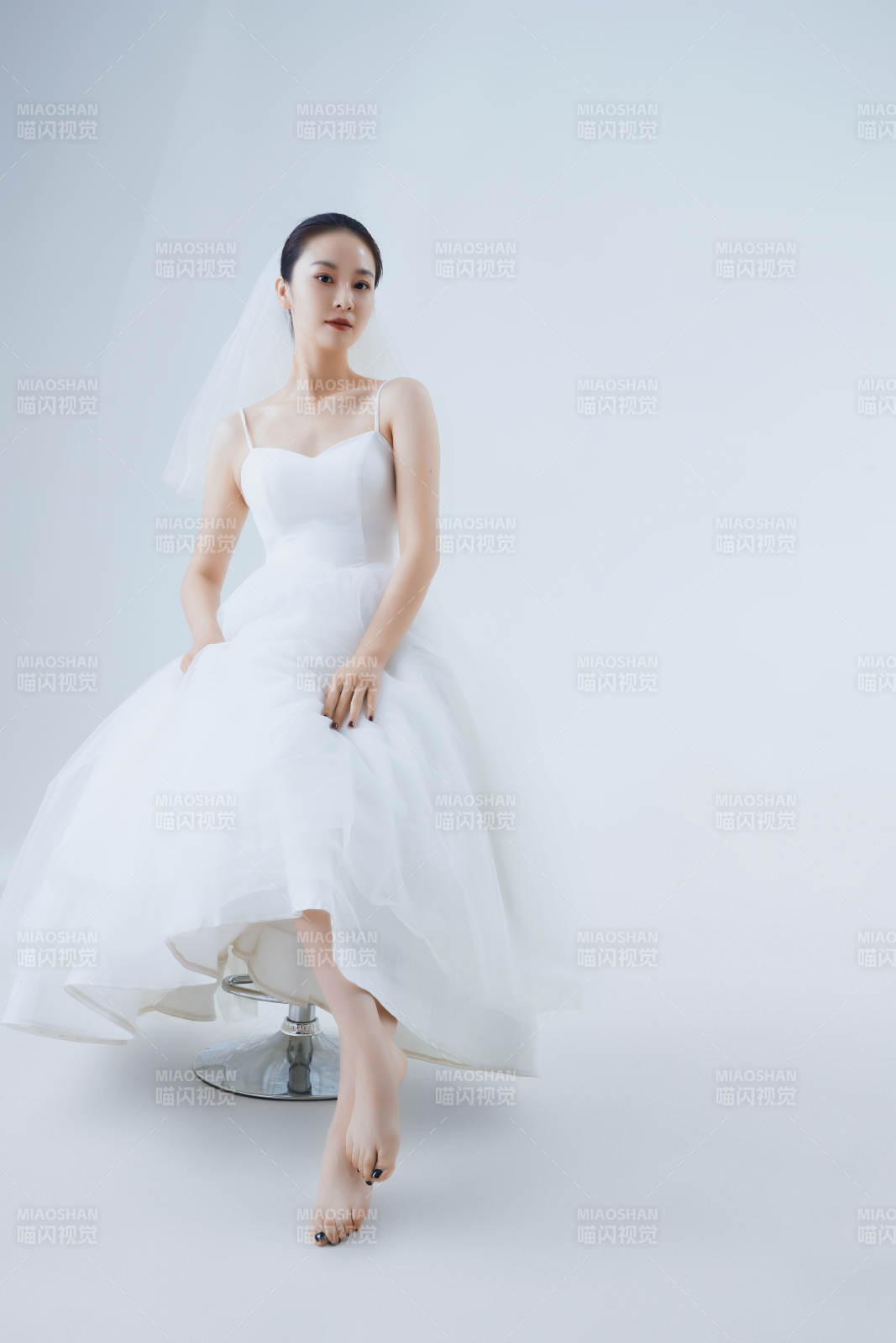 棚拍白色背景下的洁白婚纱新娘美妆图片