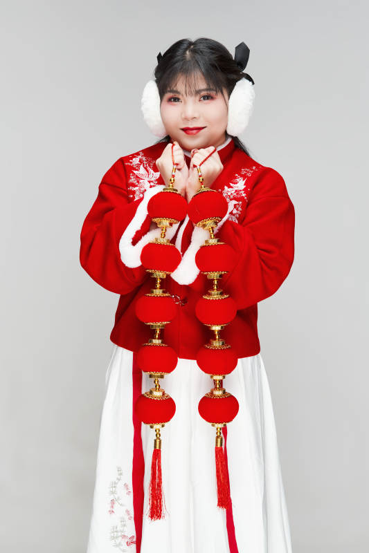 手提红灯笼身穿喜庆汉服的可爱少女图片