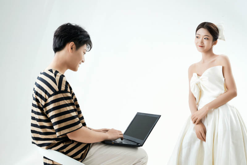 沉浸在网络恋爱世界的青年男女图片