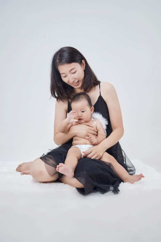 妈妈陪伴宝宝快乐的玩耍图片