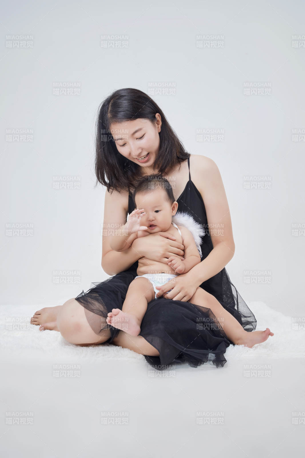 妈妈陪伴宝宝快乐的玩耍图片