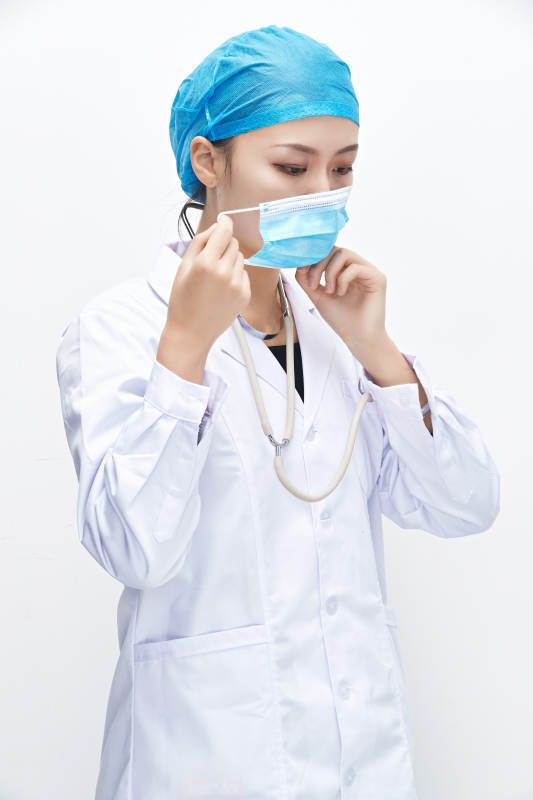 专业的医护人员提示口罩佩戴的重要性图片