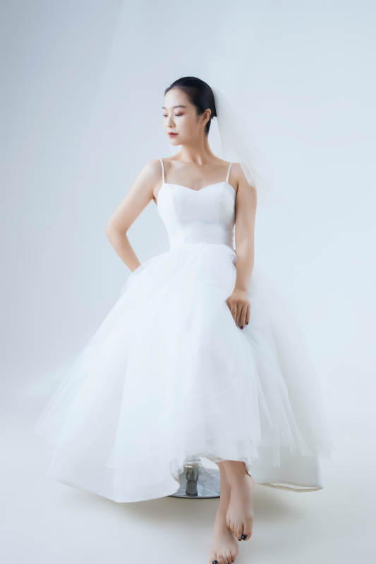 棚拍白色背景下的洁白婚纱新娘美妆图片