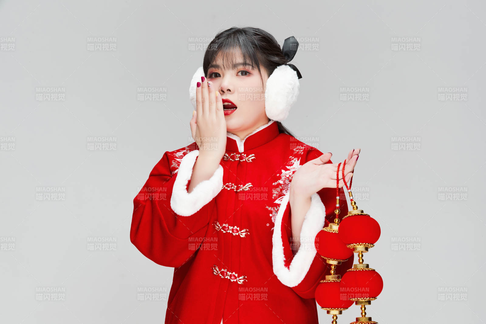 手提红灯笼身穿喜庆汉服的可爱少女图片