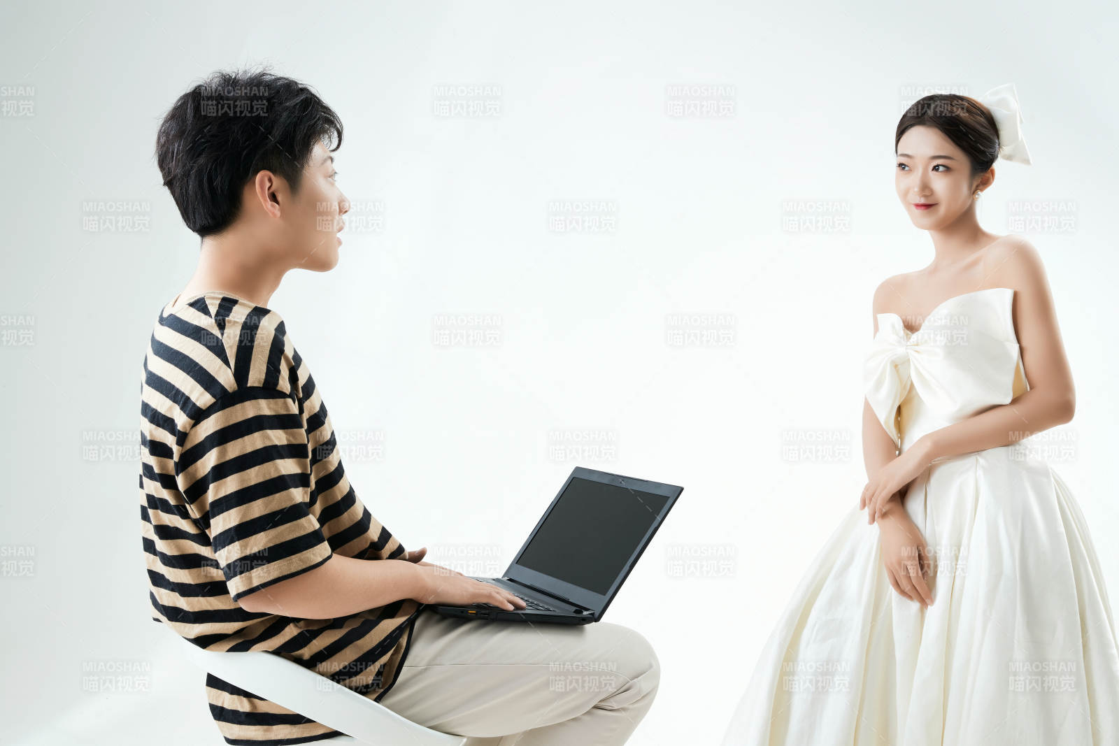 沉浸在网络恋爱世界的青年男女图片