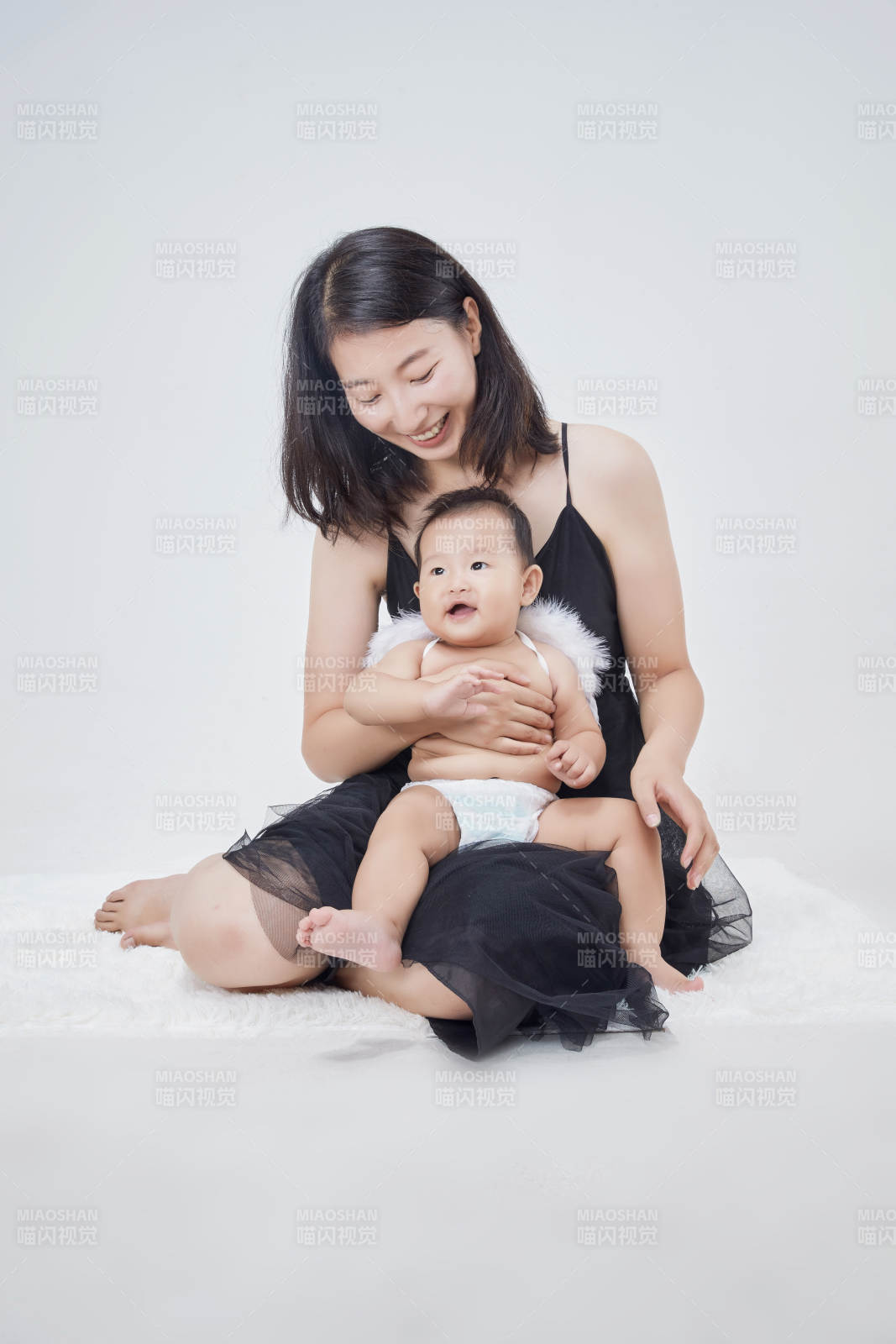 妈妈陪伴宝宝快乐的玩耍图片