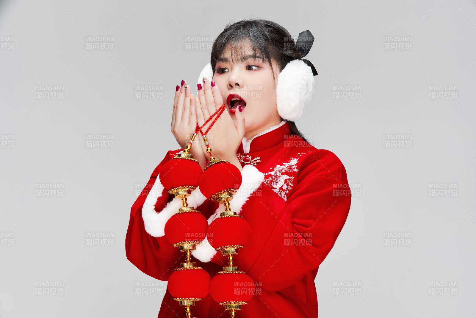手提红灯笼身穿喜庆汉服的可爱少女图片