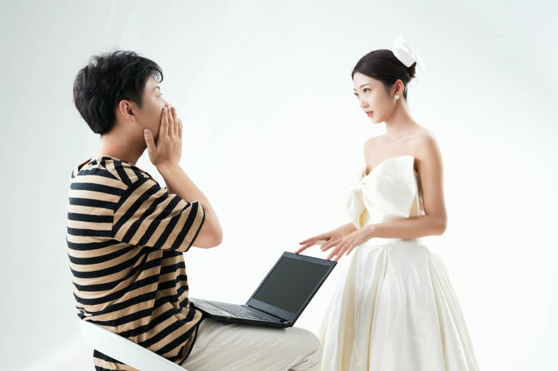 沉浸在网络恋爱世界的青年男女图片