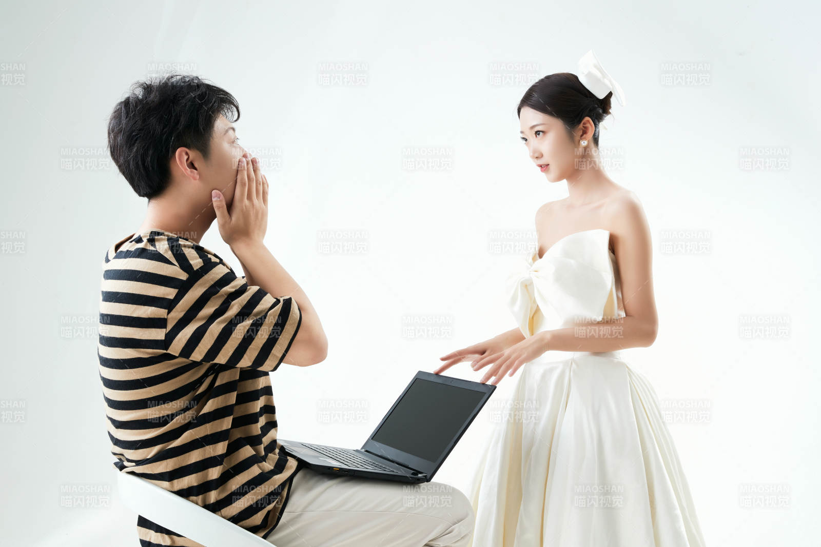 沉浸在网络恋爱世界的青年男女图片