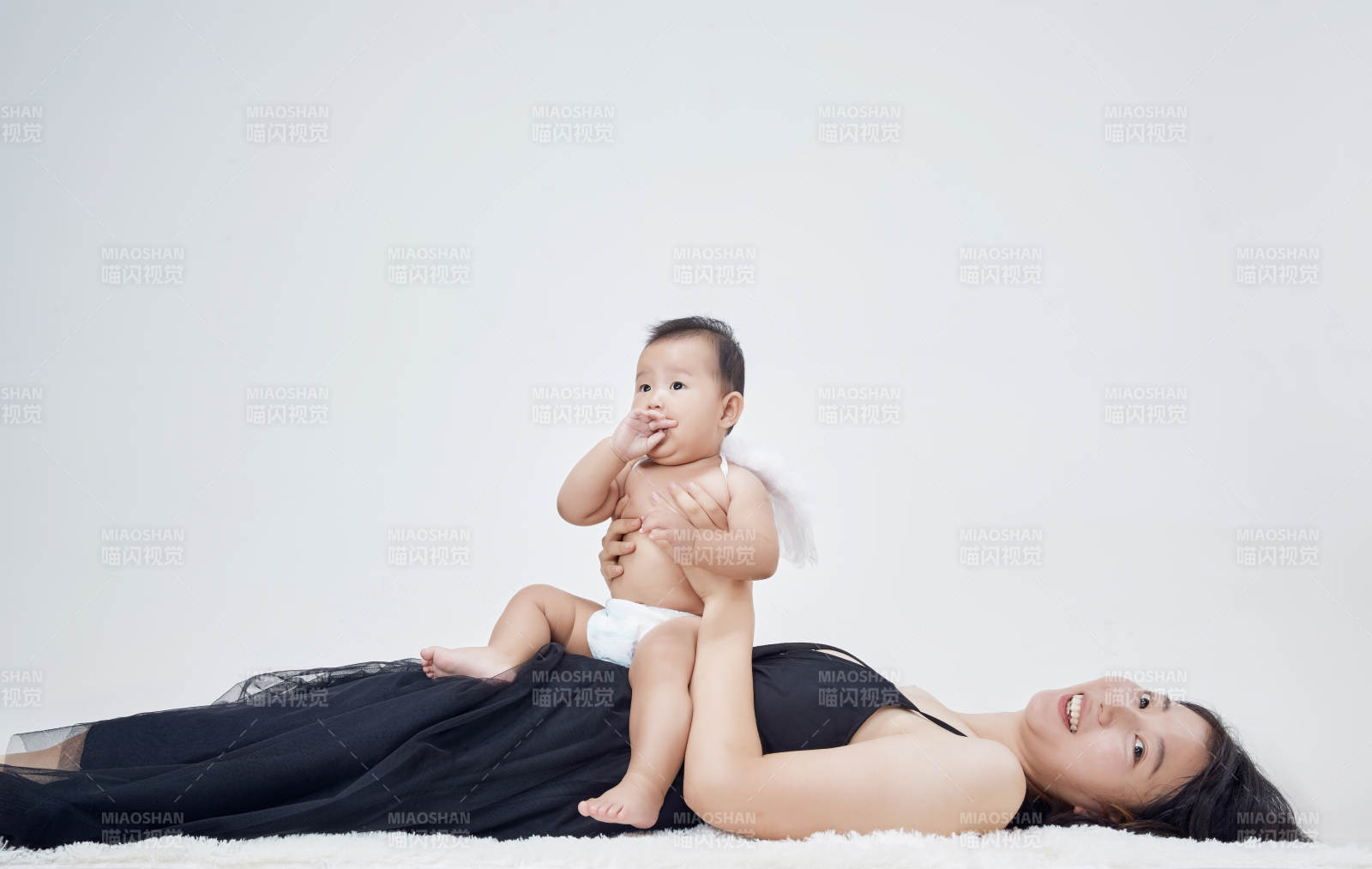 妈妈陪伴宝宝快乐的玩耍图片