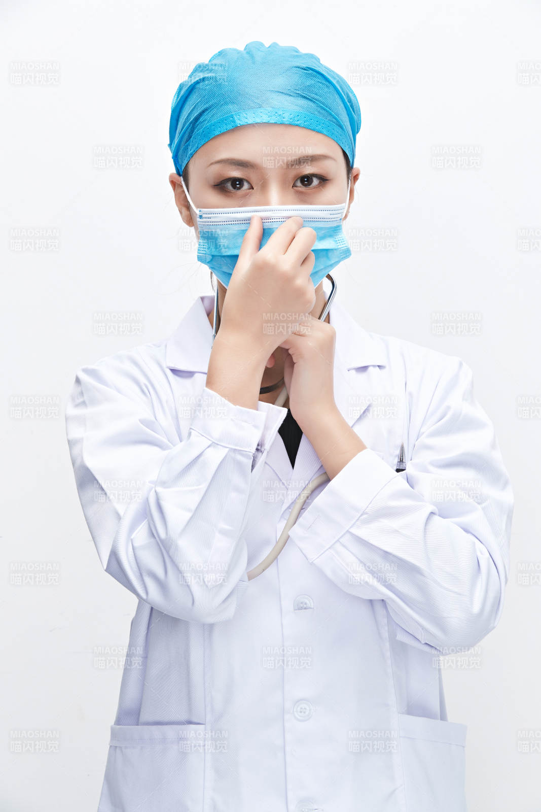 专业的医护人员提示口罩佩戴的重要性图片